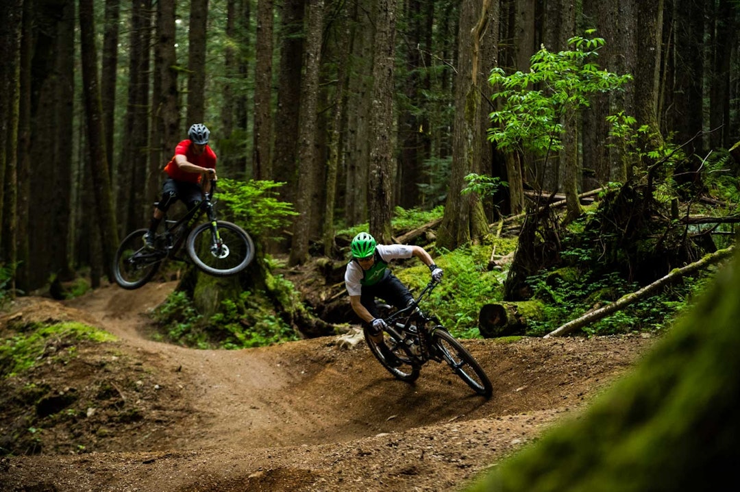 UTEN HEIS: Matt Ryan og Stepen Matthews på den lekne stien Half Nelson, Squamish´ egen bikepark-sti hvor du selv står for transporten opp. Squamish-Canada-Sti-3