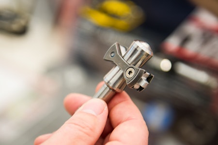 SOLID: Det kan kanskje se ut som en lettvektspedal, men den er faktisk tyngre. Speedplays nye pedal Pavé er solid og laget for å tåle en trøkk.  SOLID: Det kan kanskje se ut som en lettvektspedal, men den er faktisk tyngre. Speedplays nye pedal Pavé er solid og laget for å tåle en trøkk.