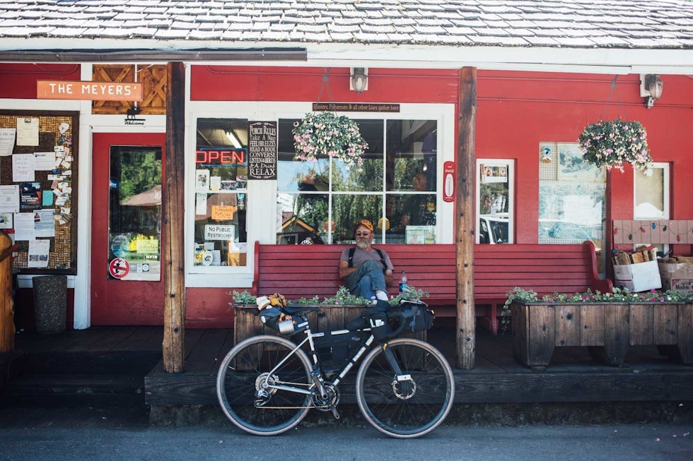 God start: Lokalbefolkningen slapper av utenfor en sjappe i Trout Lake, Washington. Highway-1-California-på-sykkel-9