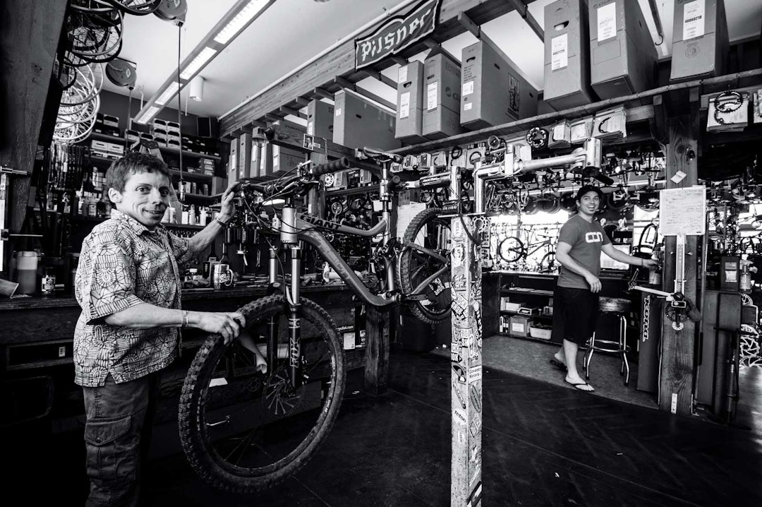 MED SIDEN STARTEN: Karismatiske P-Nut er en legendarisk sykkelmekaniker på Tantalus Bike Shop, Squamish´ eldste sykkelbutikk som ble startet i 1995. Squamish-Canada-Sti-10