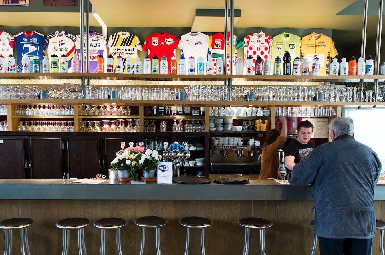 FLERBRUKSHALL: I brasseriet bestiller du belgisk øl, lunsj eller middag. Har du vunnet Flandern Rundt tar du en prat med pressen.