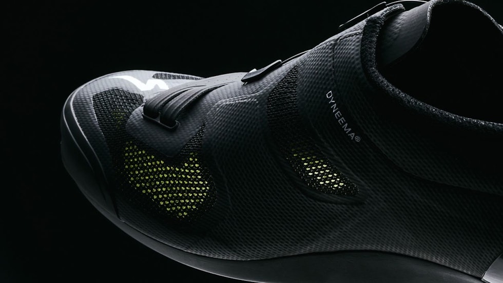 STRAMT. Dyneema-materialet er uelastisk, men likevel mykt mot foten. Det holder foten fast på plass. S-Works Vent