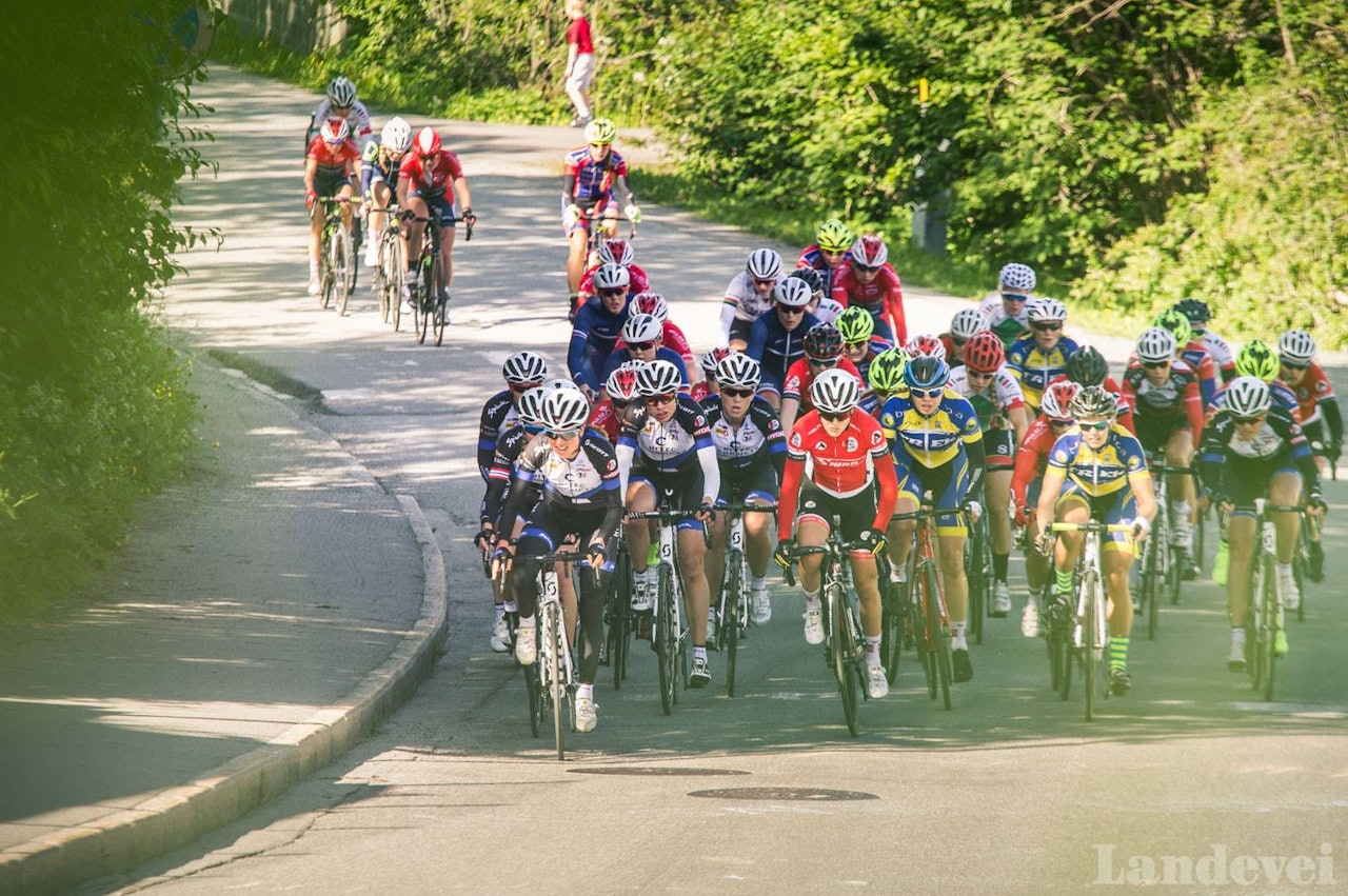 SIKKERT: Damefeltet, NM 2016. Dette feltet syklet på stenge løyper. Ofte ser vi turritt i samme formasjon, på åpne veier, med minimalt med sikkerhet. Foto: Henrik Alpers. SIKKERT: Damefeltet, NM 2016. Dette feltet syklet på stenge løyper. Ofte ser vi turritt i samme formasjon, på åpne veier, med minimalt med sikkerhet. Foto: Henrik Alpers.