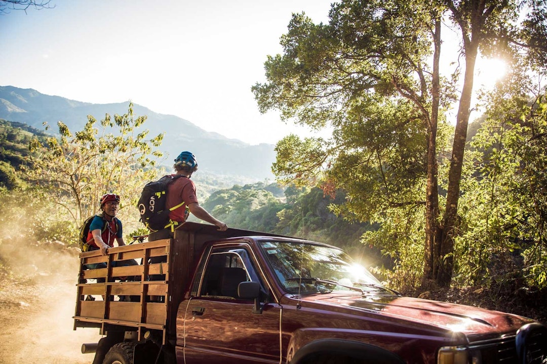 ENKEL TRANSPORT: Syklistene blir fraktet til topps på lasteplanet av en pickup. Stisykling-Costa-Rica-3