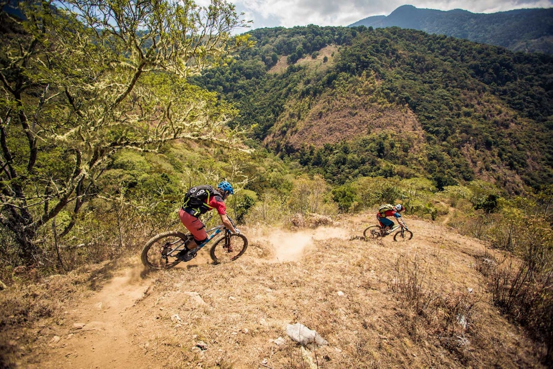 STØVTØRT: I solfylte åssider står støvet etter Tobi Geisler og Holger Meyer. Stisykling-Costa-Rica-5