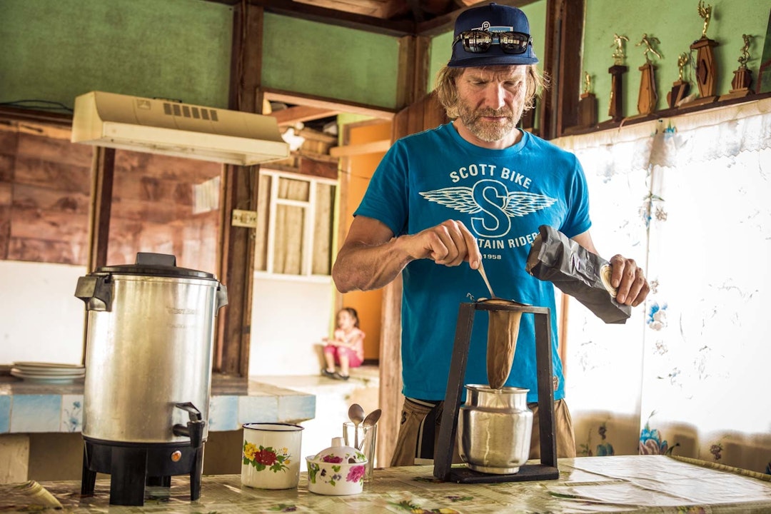DRIVSTOFF: Kaffe har lenge vært en av Costa Ricas fremste eksportvarer. Holger Meyer starter dagen med lokale råvarer. Stisykling-Costa-Rica-6