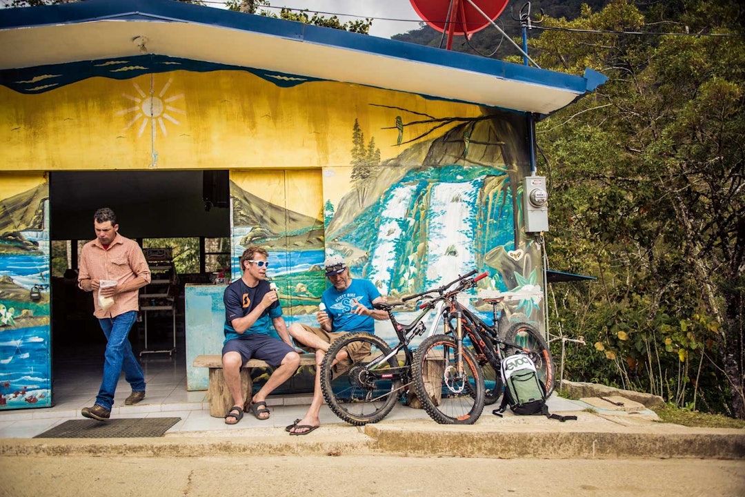 PÅFYLL En is i varmen gjør godt mellom slagene. Stisykling-Costa-Rica-7