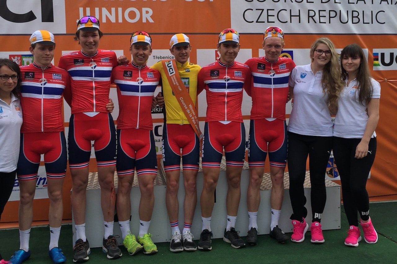 MORGENDAGENS HELTER: Landslaget vant Fredsrittet i Tsjekkia og leder dermed Nations Cup. Fra venstre: Ludvig Fischer Aasheim, Søren Wærenskjold, Olav Hjemsæter, Idar Andersen, Jonas Iversby Hvideberg og Andreas Leknessund. Foto :NCF norske juniorsyklister på podiet i sykkelritt