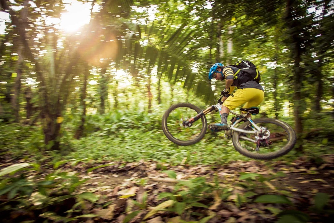 FLYR LAVT: Richie Schley får luft under hjulene i Costa Rica. Stisykling-Costa-Rica-10