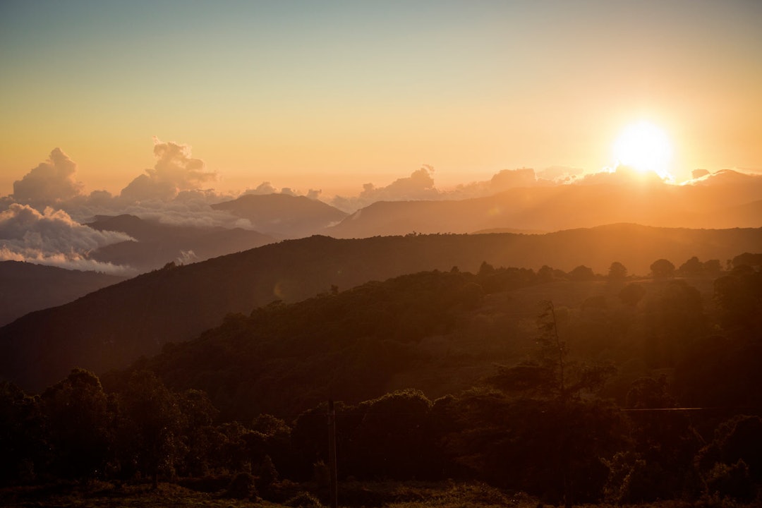 SISTE LYS: Solnedgang over fjellene i Costa Rica. Stisykling-Costa-Rica-11