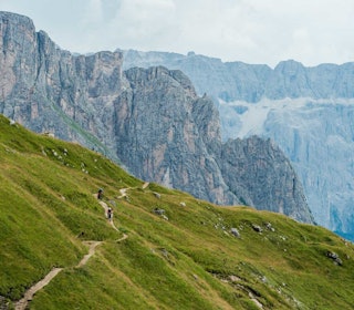 MEKTIG: Frodig landskap og sandfargede fjell gir et helt unikt landskap i Dolomittene. Foto: Mattias Fredriksson MEKTIG: Frodig landskap og sandfargede fjell gir et helt unikt landskap i Dolomittene. Foto: Mattias Fredriksson