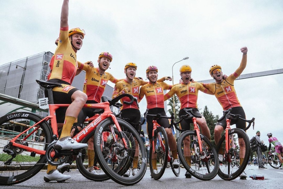 JUBEL: Gledesscener da Uno-X fikk beskjeden om at Halvorsen vant. Foto: Mario Stiehl kristoffer halvorsen, uno-x procycling, okolo slovenska 3