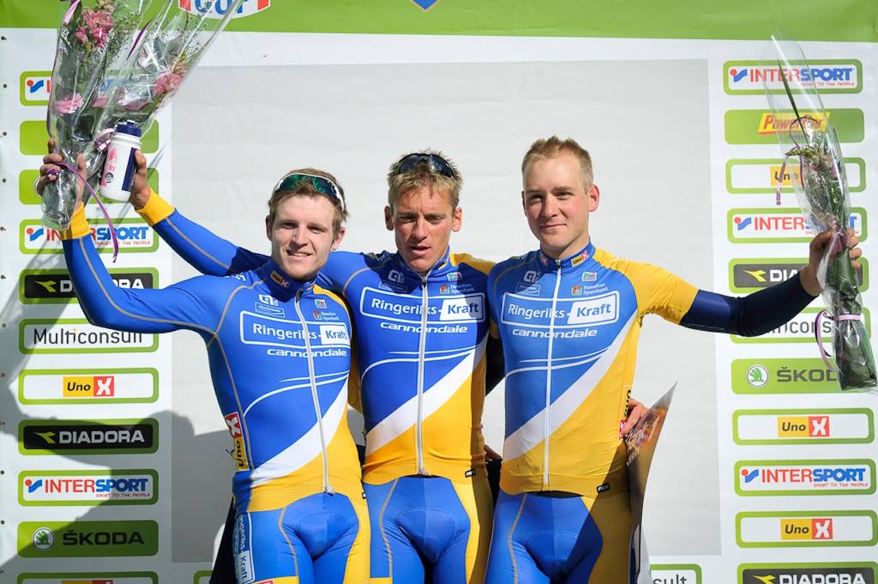 Svensker på pallen?? Nei, dette er de suverene gutta fra Team Ringeriks-Kraft! Foto: NCF Svensker på pallen?? Nei, dette er de suverene gutta fra Team Ringeriks-Kraft! Foto: NCF