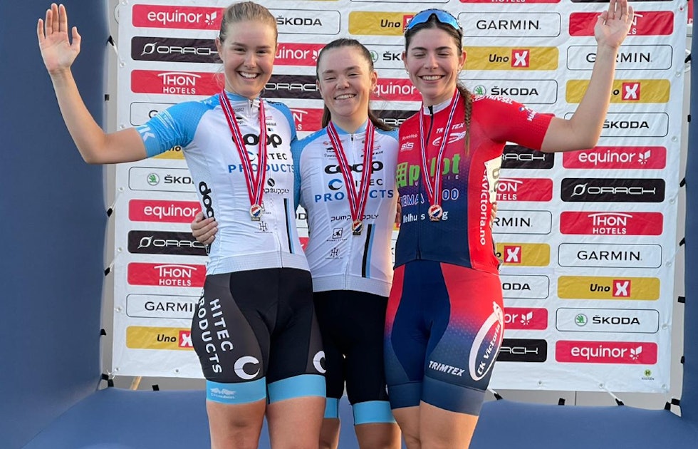 NORGESMESTER: I 2021 vant Nora Tveit (i midten) gaterittet under sykkel-NM og ble norgesmester. Foto: Team Coop-Hitec Products