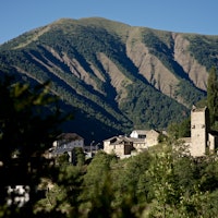 PARQUE NACIONAL DE ORDESA: Mange pittoreske landsbyer i de spanske Pyrenéene, som lille Linás de Broto.