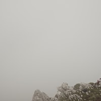 TÅKEHAV: Som så mange ganger før, ble utsikten fra Alto de l'Angliru spolert av tett tåke.