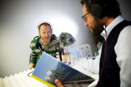 GÅSEHUD: Boken «Drømmenes fjell» er akkurat lansert, og vi har forfatteren i studio! Foto: Kristoffer Kippernes.