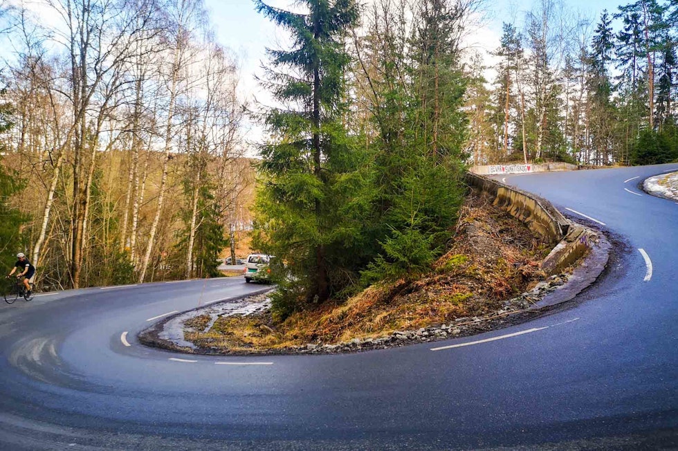 BAR ASFALT: Asfalten er tørr på det meste av Østlandet og klar for innrykk av påskesyklister. Foto: Henrik Alpers. sykkeltur-påsken-8