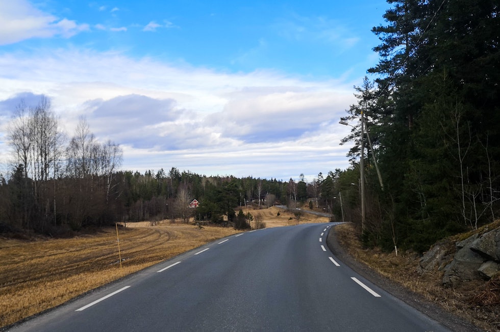 GØY PÅ LANDET: En skal ikke langt ut av Oslo før slike veier dukker opp overalt. Foto: Henrik Alpers. sykkeltur-påsken-7