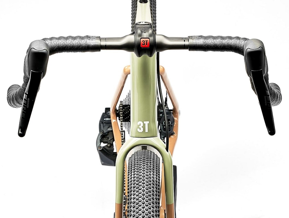 HISSIG FRONT: 3T Exploro Race Max har aeroprofil på styrerøret, lav front og kort gaffel, den store dekklaringen til tross. 3T Exploro Max Race