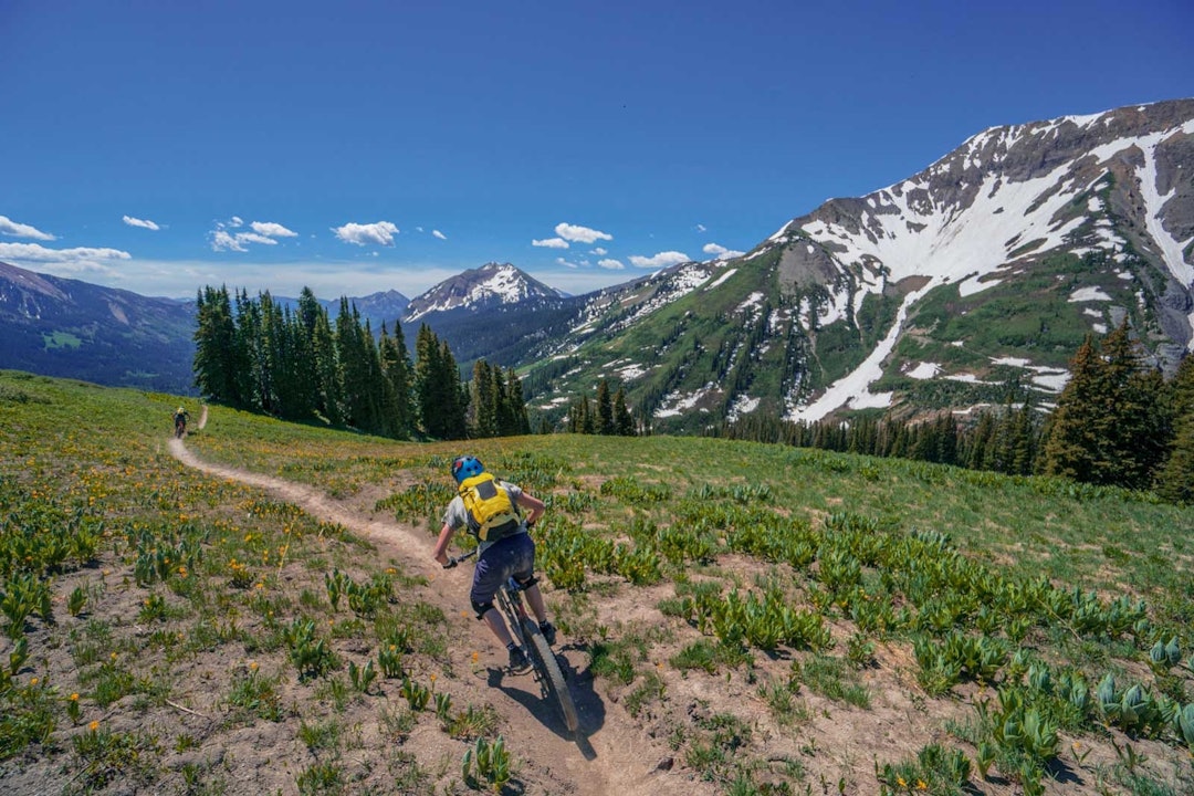 401 trail i Crested Butted: Vi måtte tidvis bære gjennom en god del snø, men da nedfarten startet var allting glemt. Stisykling-i-USA-Roadtrip-2
