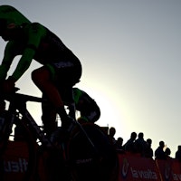 KAMP MOT KLOKKA: Årets Vuelta a España åpnet med en teknisk krevende lagtempo i Galicia.