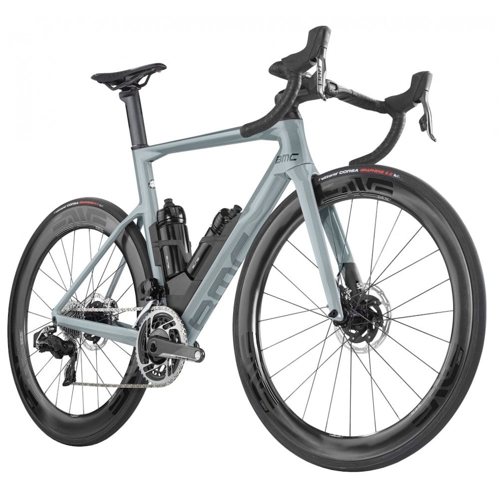 NORSK DESIGN: BMC TimeMachine Road, ført i pennen av Torgny Fjeldskaar brukte også flaskene og flaskeholderne for å oppnå ekstra aerodynamikk. BMC TimeMachine Road