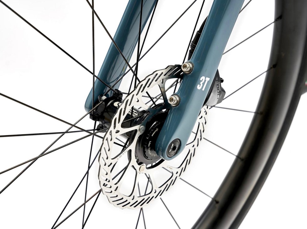 BREMSEFESTE: Både på gaffelen og i bakrammen er bremsefestene tilpasset bruk av flatmount kalipere til 160 mm bremseskiver uten adapter. På gaffelen går kaliperboltene tvers gjennom hele gaffelbeinet. 3T Exploro Max Race