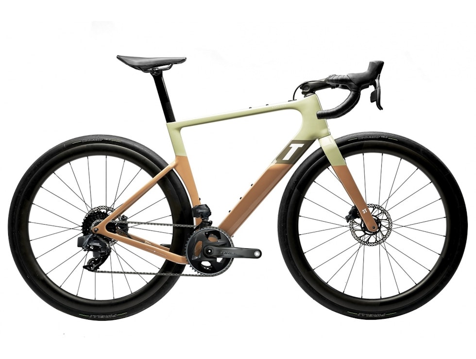 MED DOBBELKRANK. Både Race og Max-versjonene kommer i en versjon med SRAM Force AXS med dobbelkrank og trådløs giring. 3T Exploro Max Race