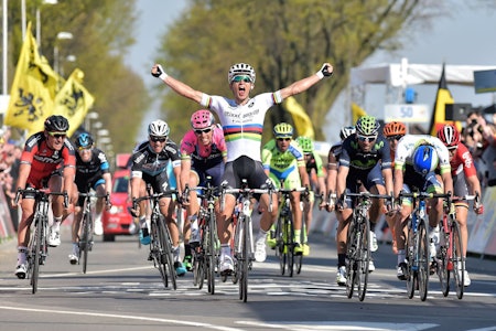 Nordhaug måtte se langt etter seieren da Kwiatkowski tok sin første triumf i regnbuetrøyen. Foto: Cor Vos