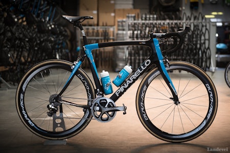 MYE BØLGER: Pinarello Dogma K8s har beholdt mange av bølgeformene, i tillegg til bakdemperen. MYE BØLGER: Pinarello Dogma K8s har beholdt mange av bølgeformene, i tillegg til bakdemperen.