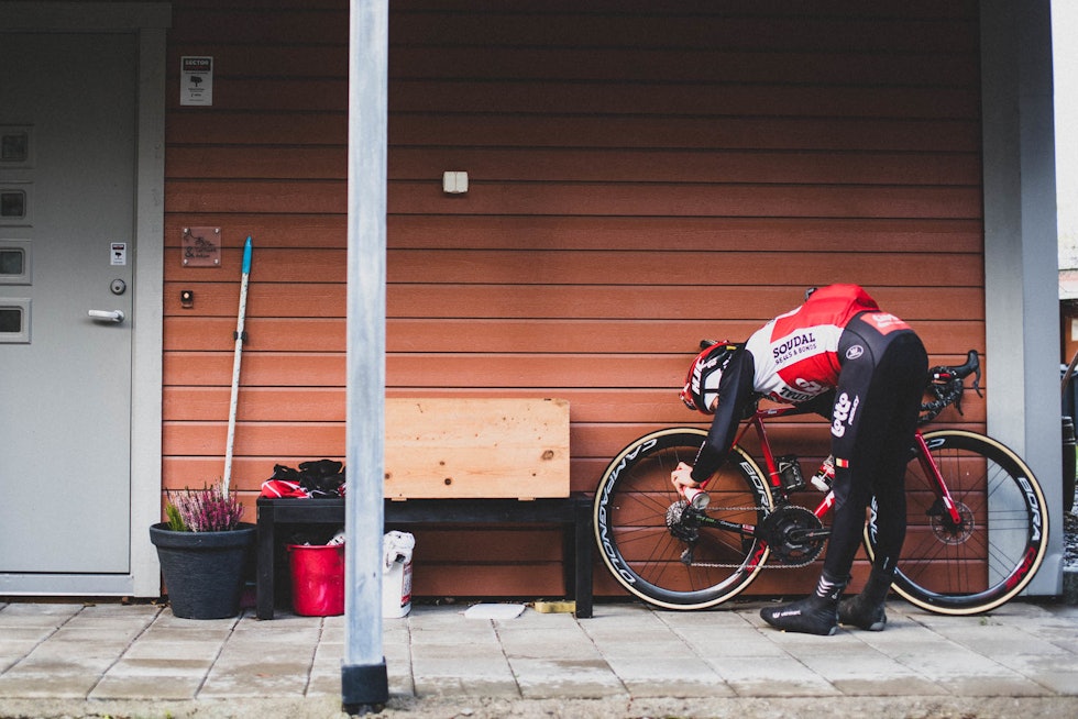 SMØREMYK: Soudal er en av Belgias største produsenter av smøremidler. Calle forsyner seg grovt fra sponsoren. Foto: Henrik Alpers. carl-fredrik-hagen-14
