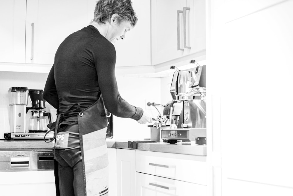KAFFEKOS: Calle bruker god tid foran kaffemaskinen, eller leker med ulike kaffetyper på tradisjonell trakter. Foto: Henrik Alpers. carl-fredrik-hagen-1