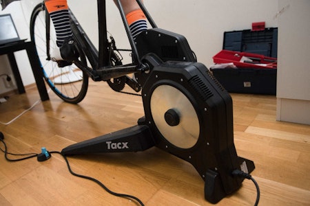 SMARTRULLE OG ERG-MODUS: Med ERG-modus kan du trene svært nøyaktig, men det er ikke bare oppsider ved modusen. erg modus zwift sykkelrulle smartrulle trainer indoor