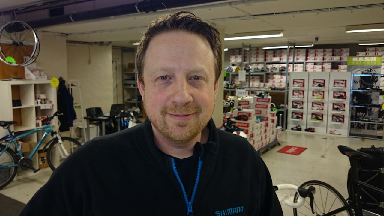 PÅPASSELIG: Butikkeieren René Zierfuss er opptatt av å yte god service. Foto: Marcus Liebold. PÅPASSELIG: Butikkeieren René Zierfuss er opptatt av å yte god service. Foto: Marcus Liebold.