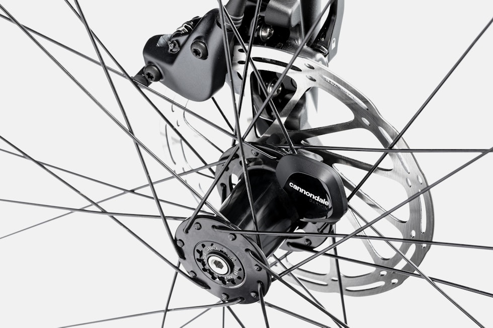 FARTSMÅLER: I forhjulet sitter det en integrert fartsmåler, som enten kan kobles opp mot computeren din på styret, eller logge turer for deg alene, for opplasting senere. Cannondale Topstone Carbon Lefty