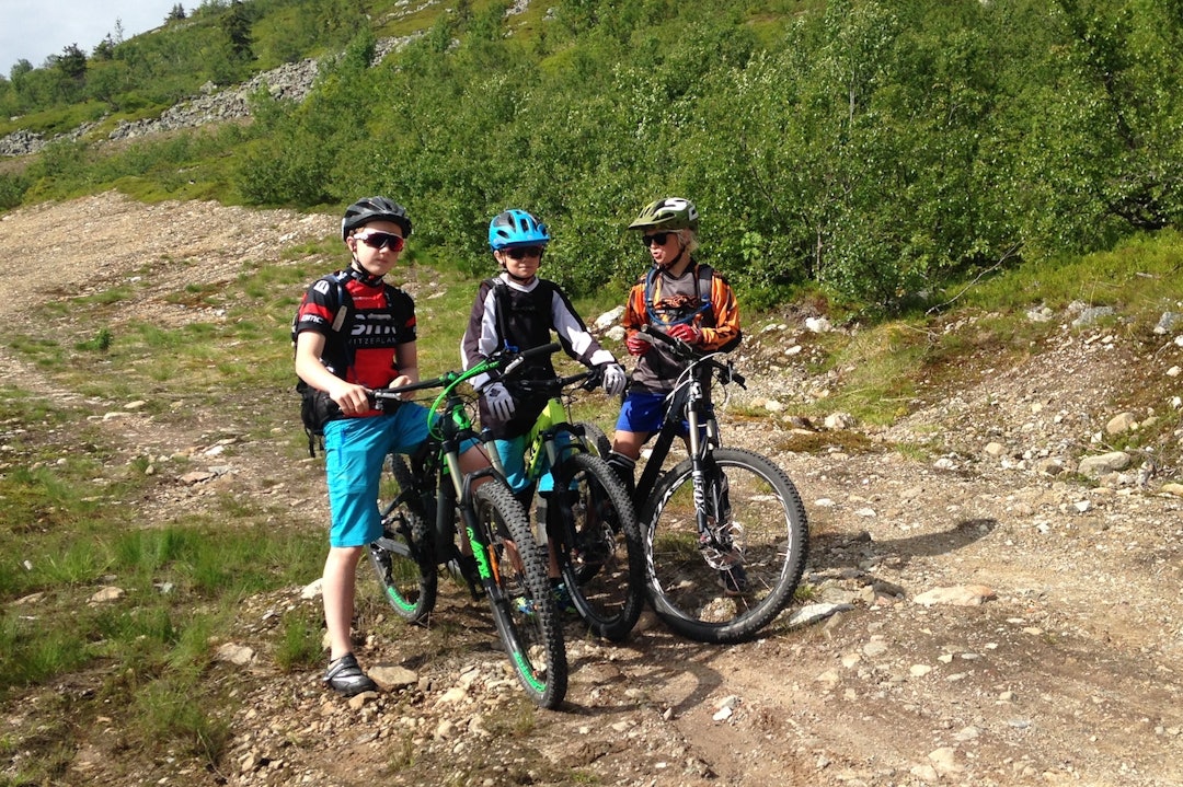 Umiddelbart etter Utflukt er det klart for tidenes første Terrengsykkel Ungdomscamp i Trysil. Foto: Ingeborg Scheve Magic Moose kids - Scheve 1400x933