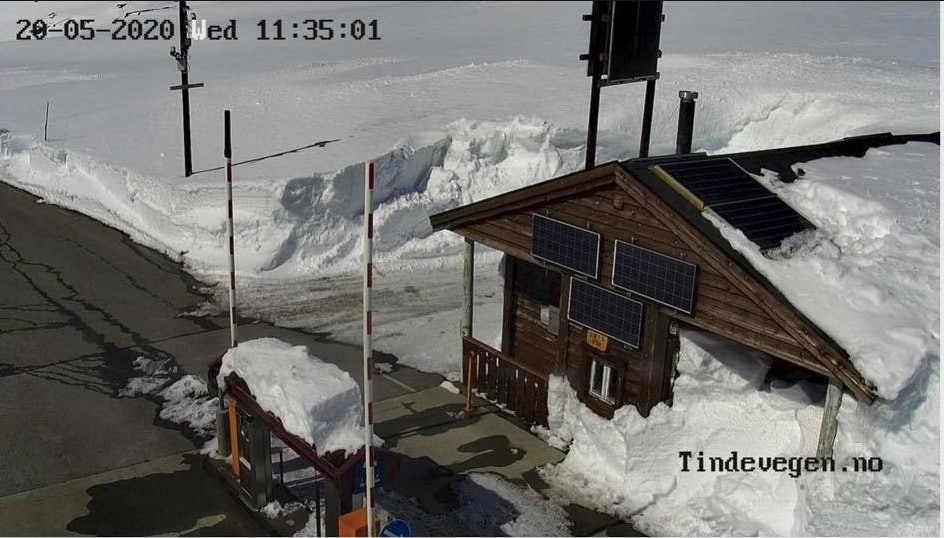 GRATIS: Bilister må betale bomavgift, men syklister passerer selvsagt gratis. Lenger opp i bakken ligger det flere meter høye brøytekanter. Foto: Tindevegen webcam tindevegen