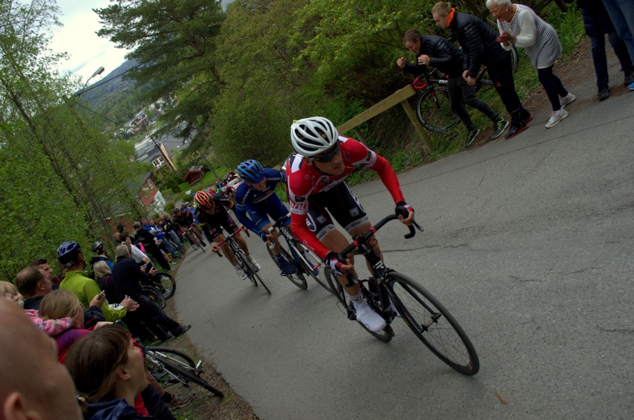 STUPBRATT: Rytterne slet seg opp Riperbakken fem ganger. Foto: Peter Andreas Prydz Gørbitz STUPBRATT: Rytterne slet seg opp Riperbakken fem ganger. Foto: Peter Andreas Prydz Gørbitz