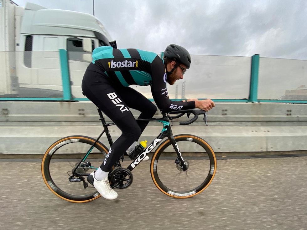 TEMPOSTILLING: Jan-Willem van Schip demonstrerer for dypt du kan ligge med det nye styret. Foto: Speeco. Speeco-styre-rytter