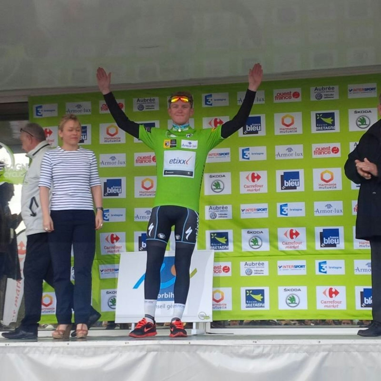 En tydelig fornøyd Hoelgaard kunne ikle seg den grønne poengtrøyen. Foto: Etixx Cycling Team En tydelig fornøyd Hoelgaard kunne ikle seg den grønne poengtrøyen. Foto: Etixx Cycling Team