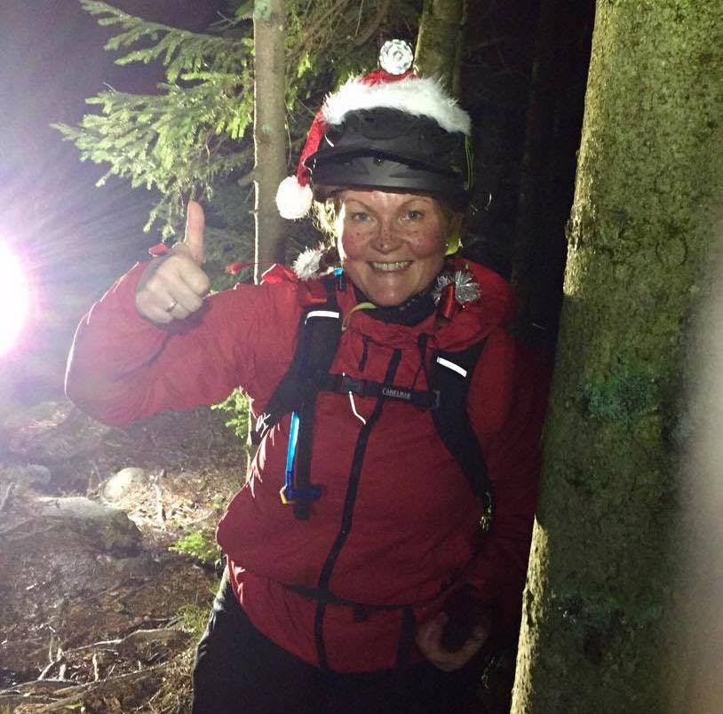 Nissemor Hanne Holmstrøm Karlsen var godt fornøyd med 10 ryttere på julecruxetur tirsdag. Foto: Privat Hanne H Karlsen Nisse mor Juletur Gresvik IF Dec 20-16 Loyd Johansen 814x805