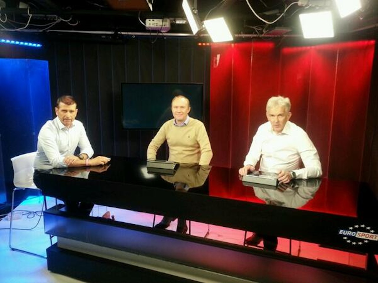 PRATMAKERE: Roberto Vacchi (t.v) og Arild Eriksen (midten) er klare til å lære deg mer om hva som rører seg i nordisk sykkelsport. Foto: Eurosport PRATMAKERE: Roberto Vacchi (t.v) og Arild Eriksen (midten) er klare til å lære deg mer om hva som rører seg i nordisk sykkelsport. Foto: Eurosport