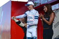 SEIERSVANT: Unge Warren Barguil har tydeligvis fått sansen for både cava og podiumpiker i løpet av Vueltan.