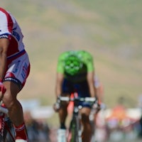 HENGENDE HODER: Kroppsspråket til Rodriguez og Valverde vitner om en knalltøff avslutning på den 16. etappen.
