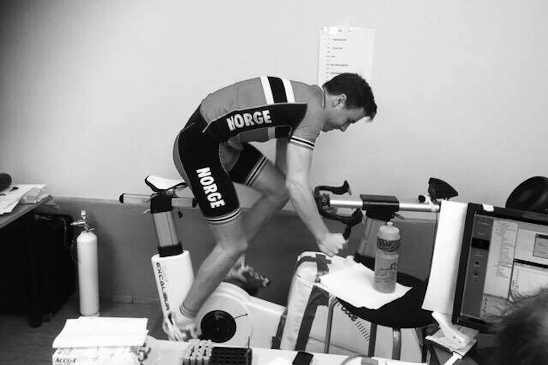 Martin Siggerud trener målrettet mot debuten i seniorklassen. Her fra testing på Høgskolen i Lillehammer i slutten av november. Foto: Eddy Knudsen Storsæter Martin Siggerud - HIL testing 2016 - Eddy Knudsen Storsæter 1400x933