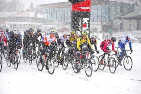 VÅRKROSS: Eller ikke. Vinteren øste ut sin siste entusiasme under gårsdagens Spring Cross på Bjerke. Foto: Rasmus Nord. VÅRKROSS: Eller ikke. Vinteren øste ut sin siste entusiasme under gårsdagens Spring Cross på Bjerke. Foto: Rasmus Nord.