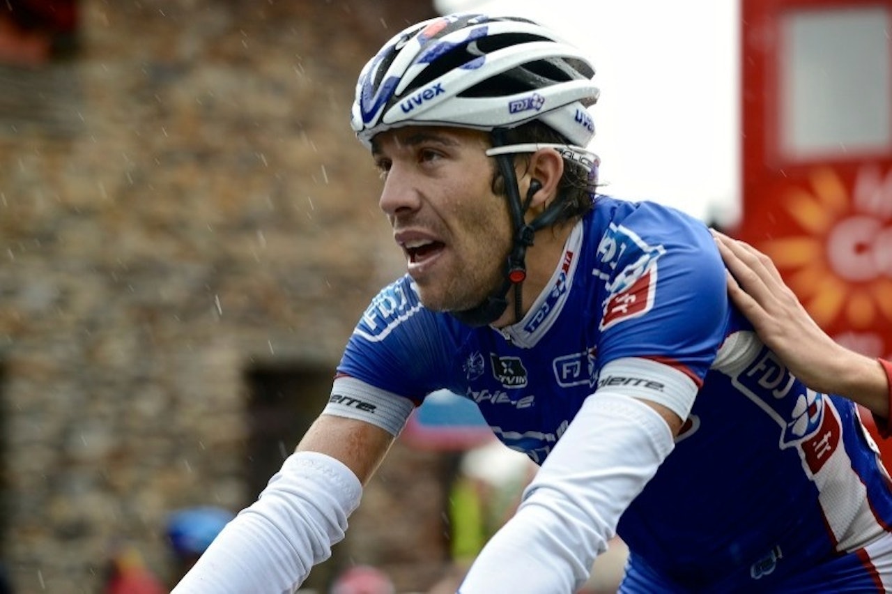 EN HJELPENDE HÅND: Thibaut Pinot (FDJ) klorer seg fast, men trengte assistanse for å komme seg videre etter målgang. EN HJELPENDE HÅND: Thibaut Pinot (FDJ) klorer seg fast, men trengte assistanse for å komme seg videre etter målgang.