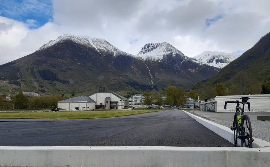 REKORDBANE: Friidrettsbanen i Rosendal er under rehabilitering, og har nettopp blitt asfaltert. Perfekt for rekordforsøk mener brødrene Vidar og Kjetil Mehl. Foto: Kjetil Mehl 24-timers sykling i Rosendal