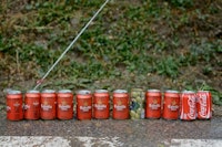 DOKUMENTASJON: En tilskuer langs løypa har stilt opp dagens konsum. Noen oliven, litt cola og mest cerveza.